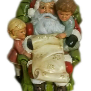 Tomte i fåtölj med barn