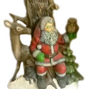 Sittande tomte på stubbe