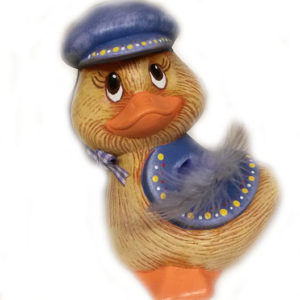 Pojkanka med väst och keps tittande vänster